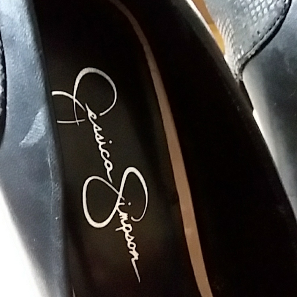 Shoes - Picture 4 of 7